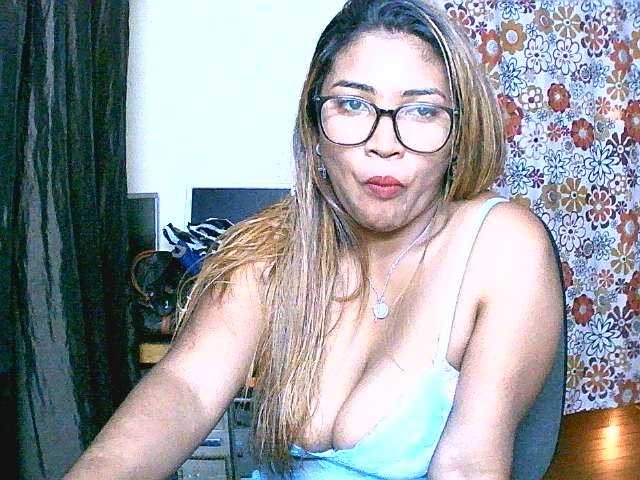 Foto's butterfly007 hello guys ,lets play too hot,any flash 20tkn,twerk panty off 35tkn,naked 50tkn .squirt 100tkn,come to privat show for funny