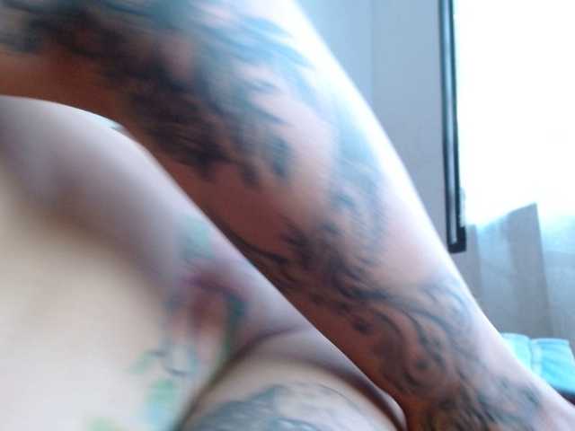 Foto's LatinnSquiirt Hotter than ever!! im melting here, at goal Big squirt close to screen for #bigtits #bigass #latina