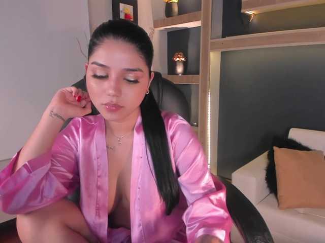 Foto's VictoriaLeia beautiful latina with hot pussy for you to make her reach orgasm IG: Victoria_moodel♥ Striptease♥ @remain tks left